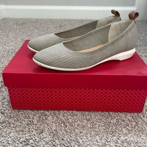 Kelly & Katie Gray Flat Size 6 1/2